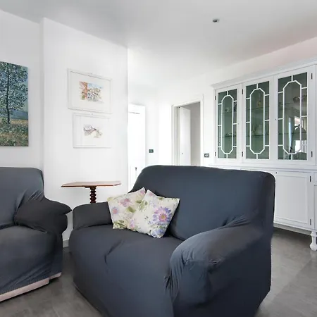 Attico White And Grey Apartment *