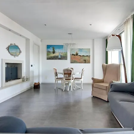 Attico White And Grey Apartment